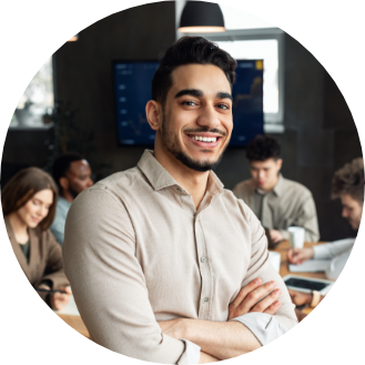 Un jeune employé dans une salle de conférence.