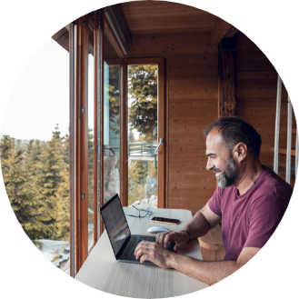 Un homme travaillant depuis un chalet.